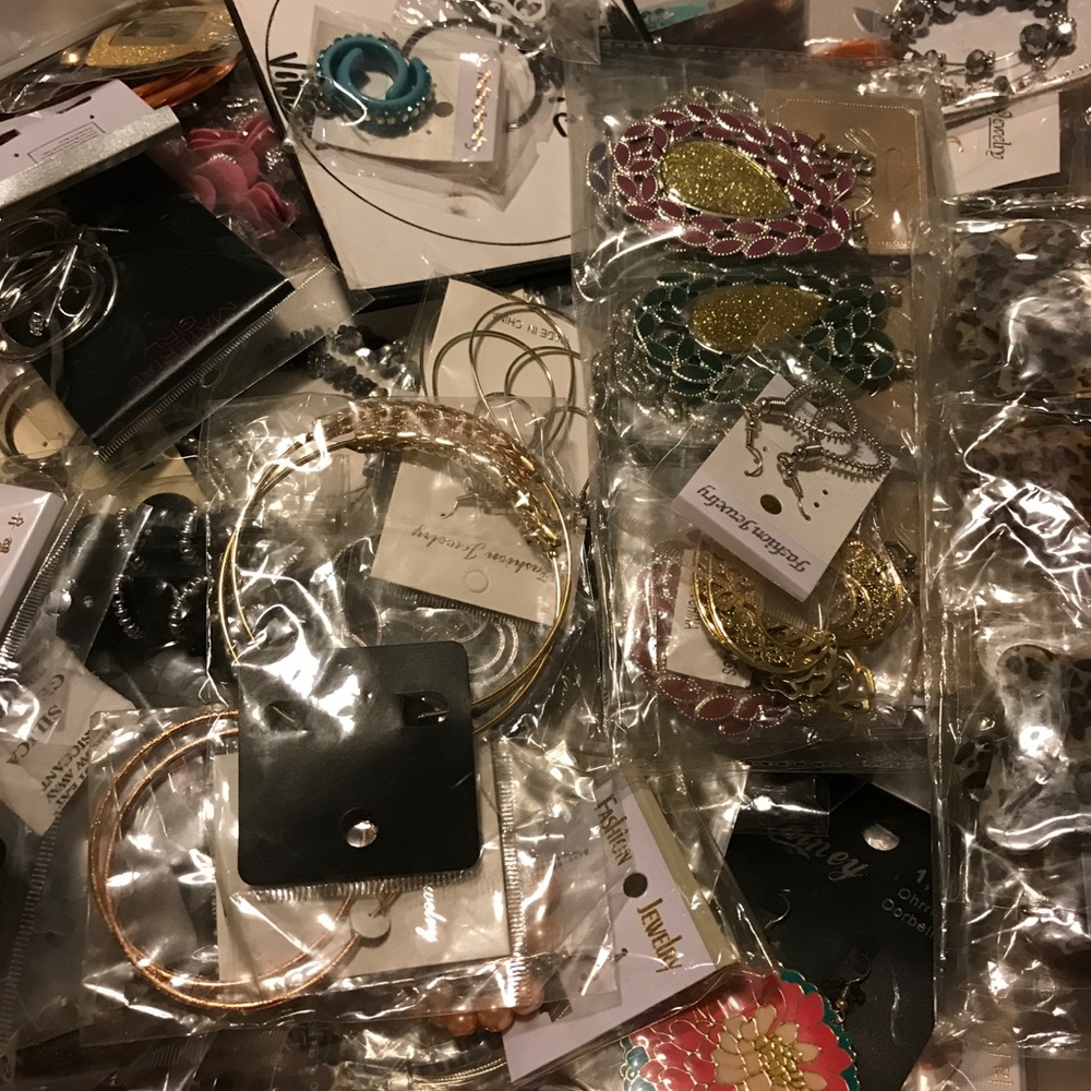 100 FASHIONABLE EARRINGS